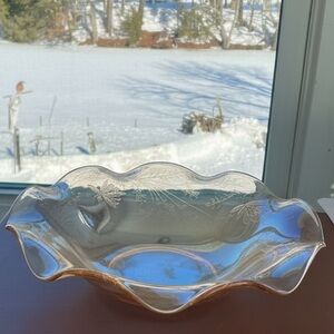 Jennette Glass bowl, floragold, Louisa, ruffled edge, iridescent